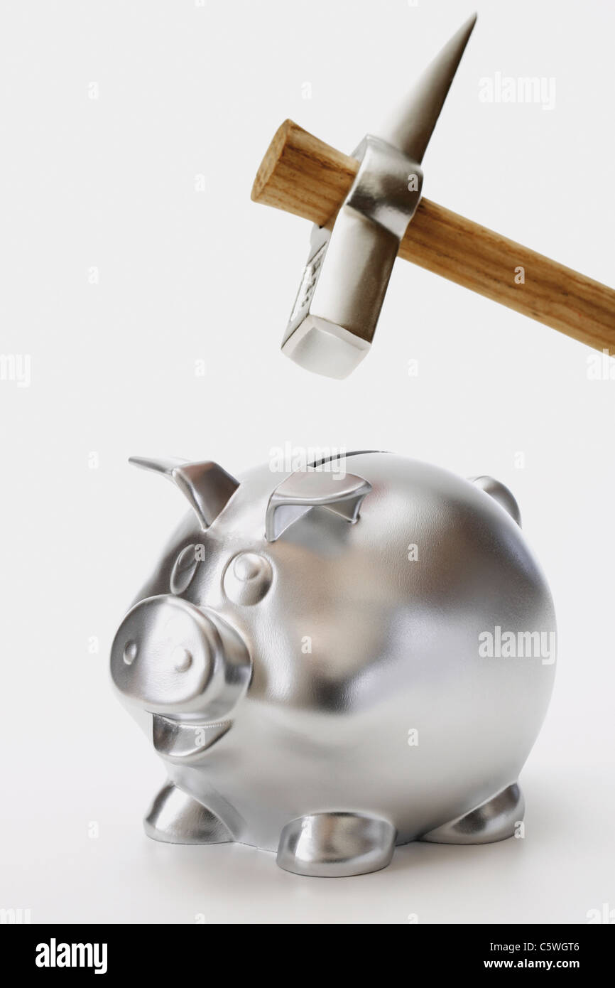 Tirelire avec un marteau d'argent dessus against white background, Close up  Photo Stock - Alamy