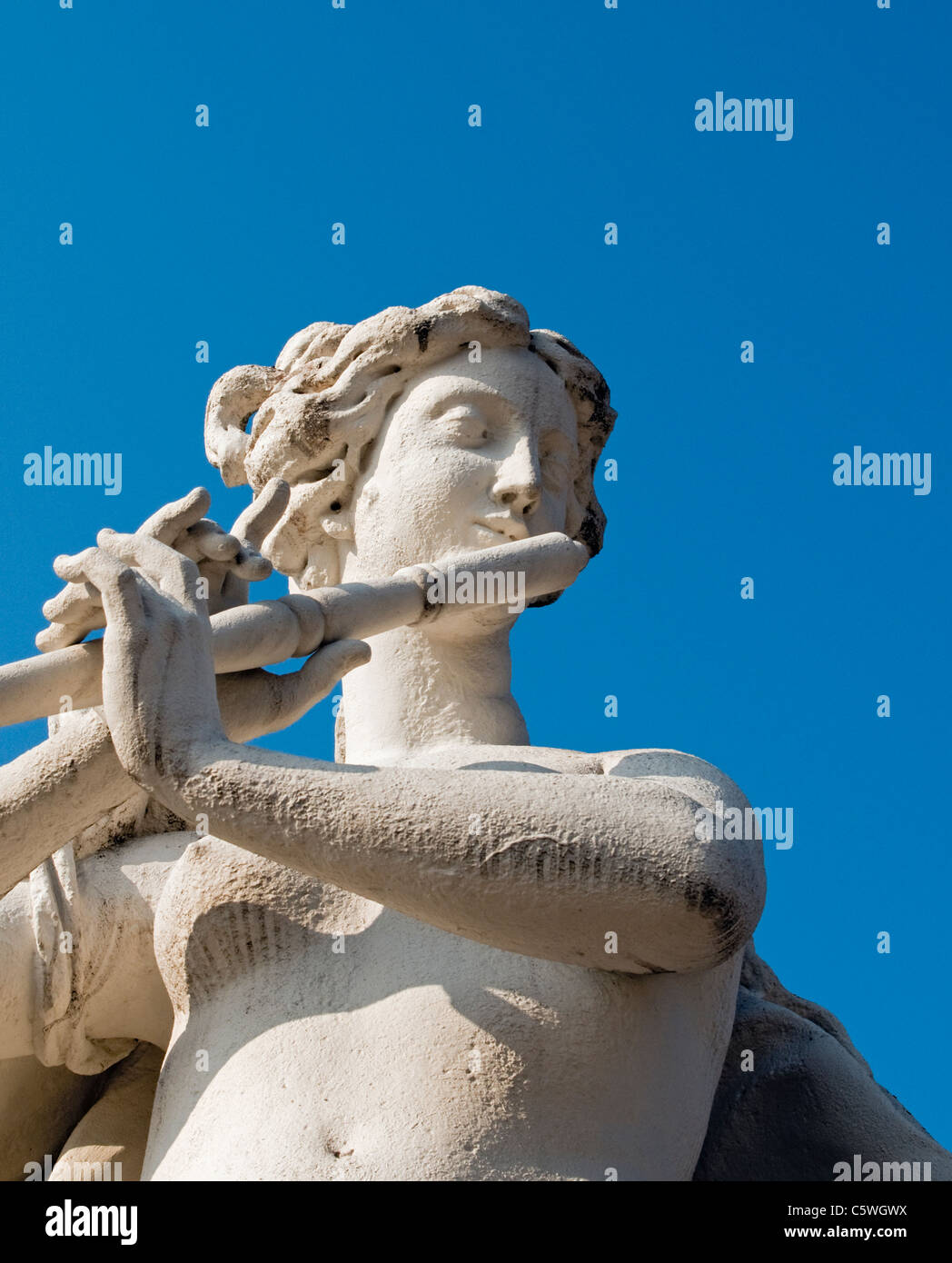 La sculpture baroque de joueur de flûte dans le jardin du château du Belvédère, Vienne (Wien, Autriche) Banque D'Images