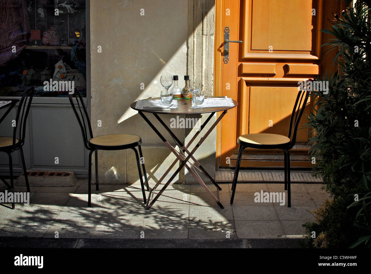 Une table romantique pour deux à l'extérieur d'un restaurant à Arles, Provence, France. Banque D'Images