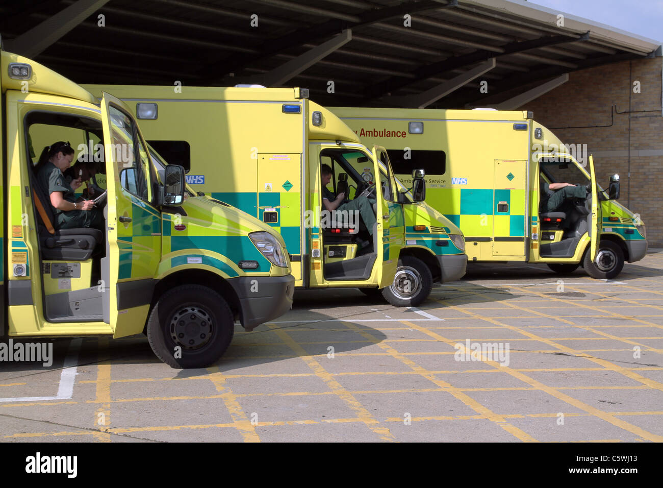UK. Équipe d'ambulanciers attendent devant l'hôpital Homerton à Londres Banque D'Images