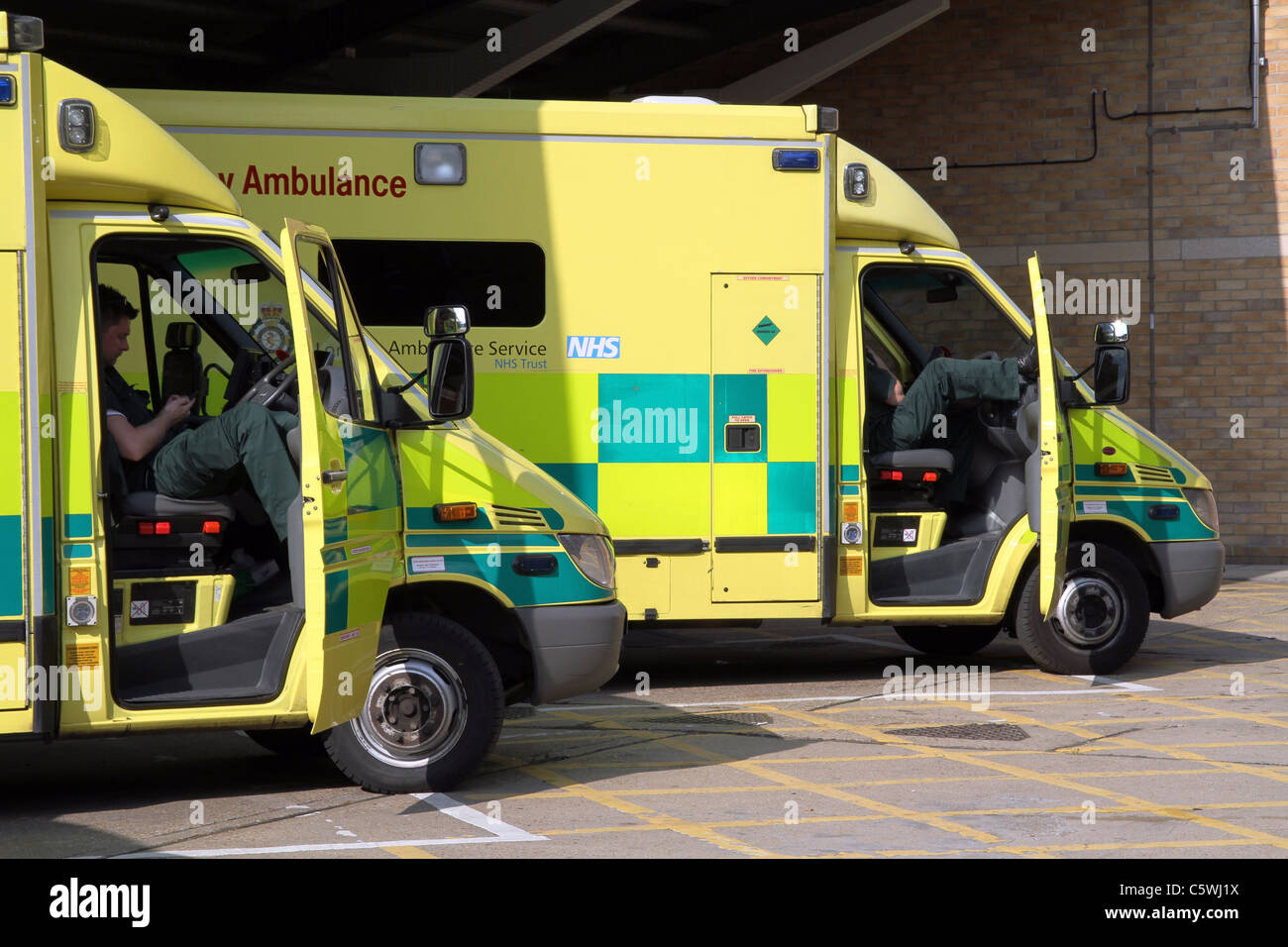 UK. Équipe d'ambulanciers attendent devant l'hôpital Homerton à Londres Banque D'Images