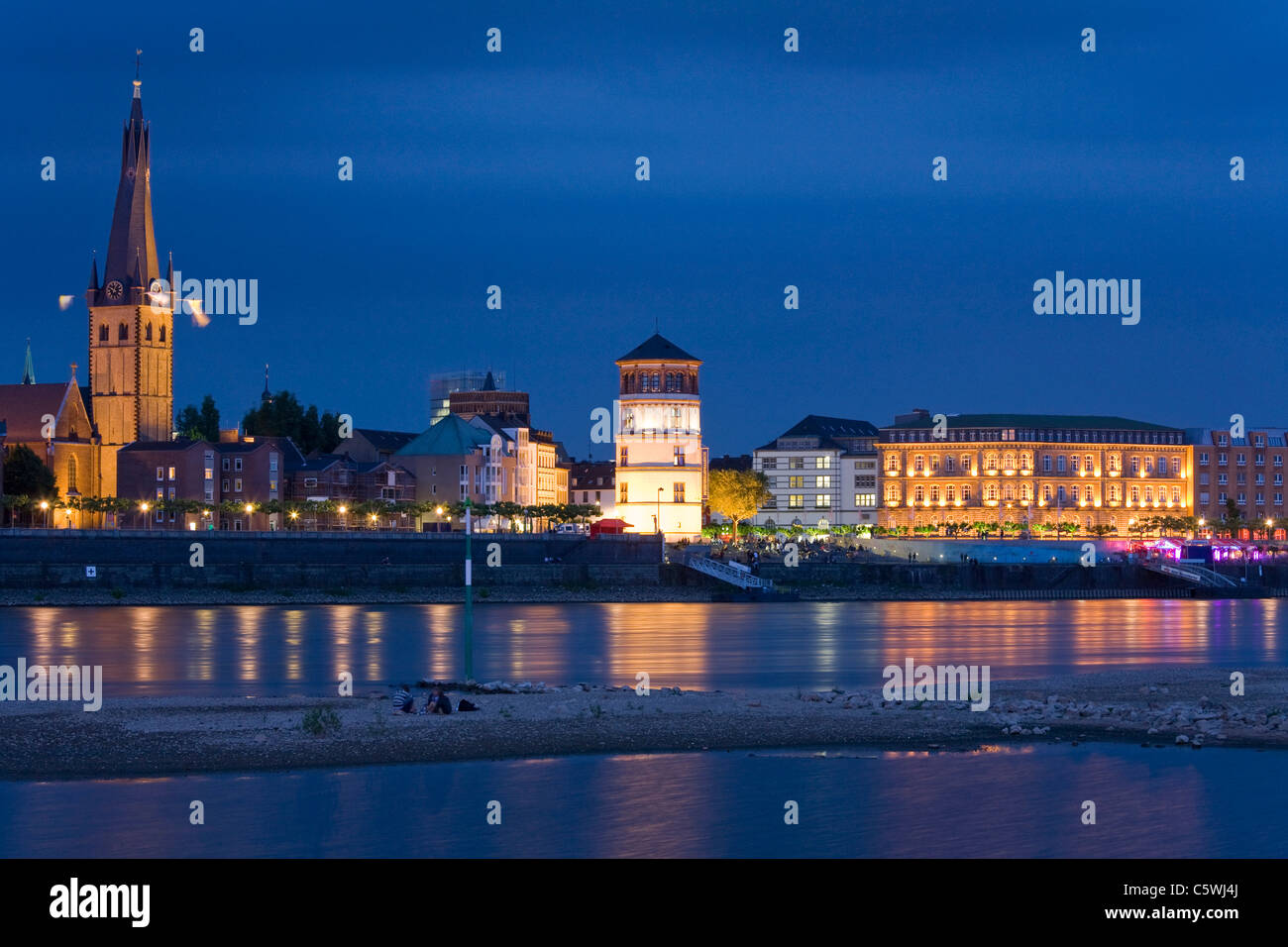 Allemagne, Nord-Rhénanie-Westphalie, Duesseldorf, Skyline at night Banque D'Images Allemagne, Nord-Rhénanie-Westphalie, Duesseldorf, Skyline at night Banque D'Images