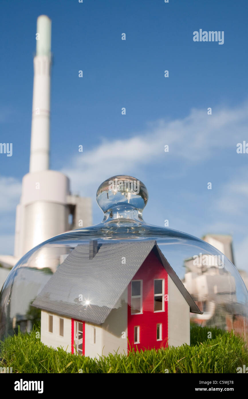 Allemagne, Baden WÃ¼rttemberg, Stuttgart, modèle maison sous bell jar, close-up Banque D'Images
