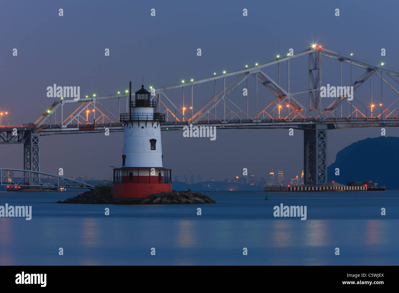 Crépuscule sur la Tarrytown Lighthouse pont Tappan Zee et sur la rivière Hudson avec l'horizon de Manhattan à 25 miles Banque D'Images