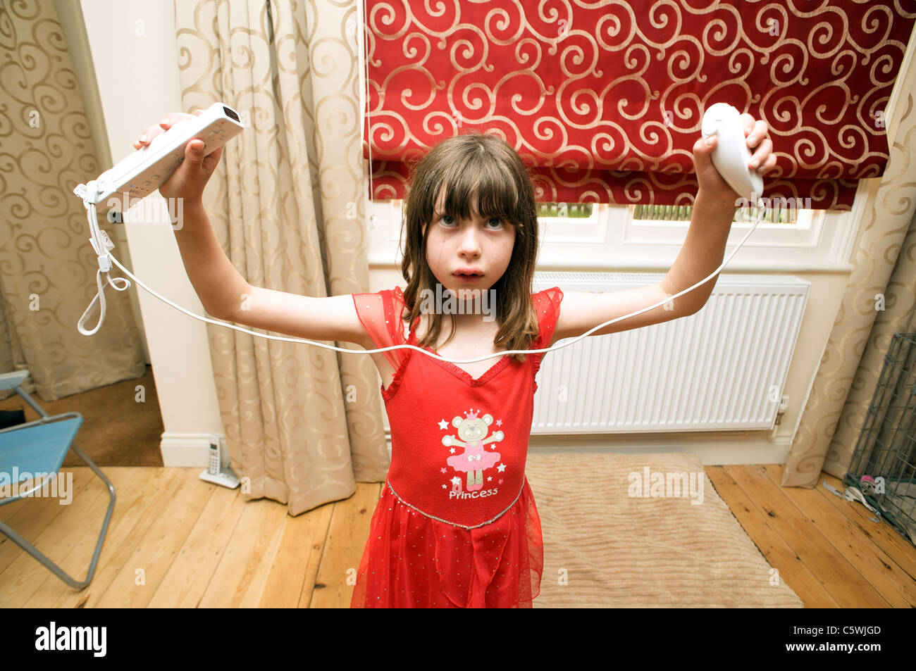 Jeune fille à la maison à jouer avec un jeu vidéo Wii Photo Stock - Alamy