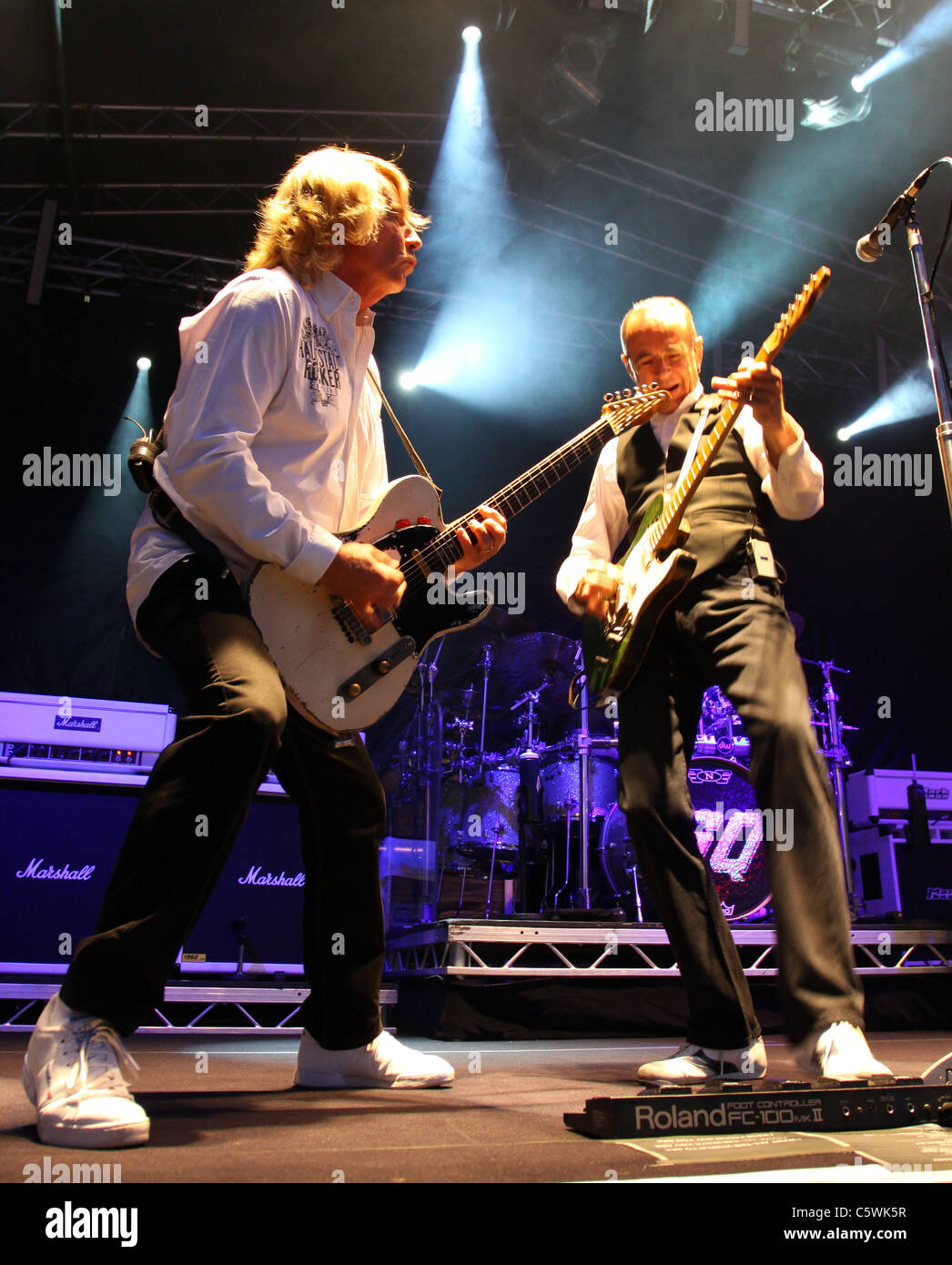 Rockers légendaires Francis Rossi et Rick Parfitt de Status Quo jouer Rockin' le Dock à Cowes, île de Wight Banque D'Images