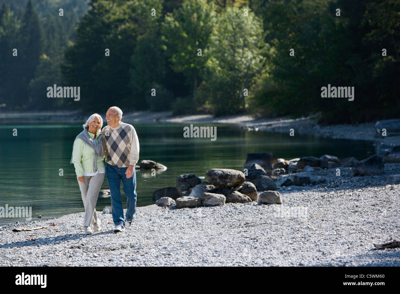 Spain, Senior couple marchant sur Lakeshore Banque D'Images