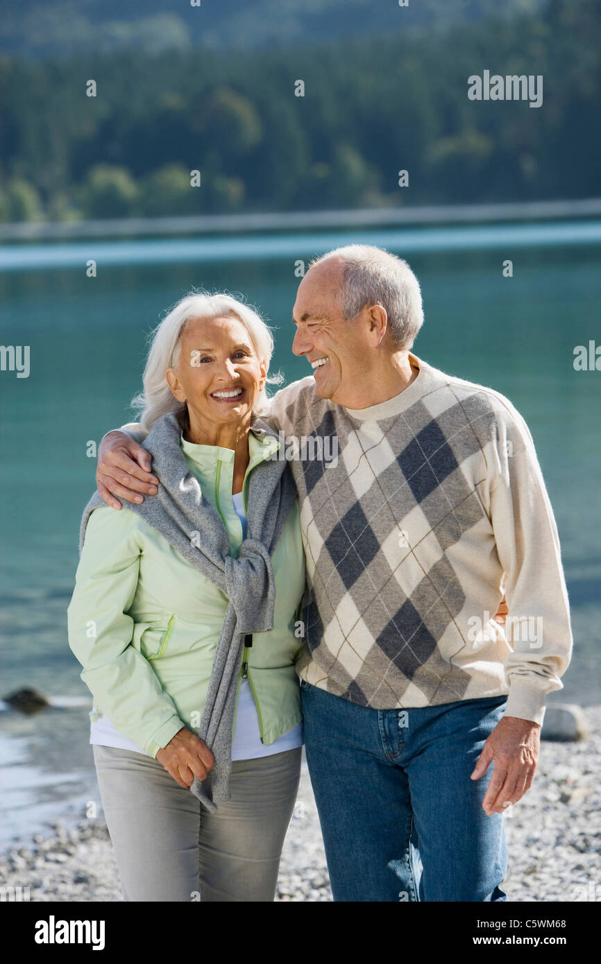Spain, Senior couple on lakeshore, smiling Banque D'Images