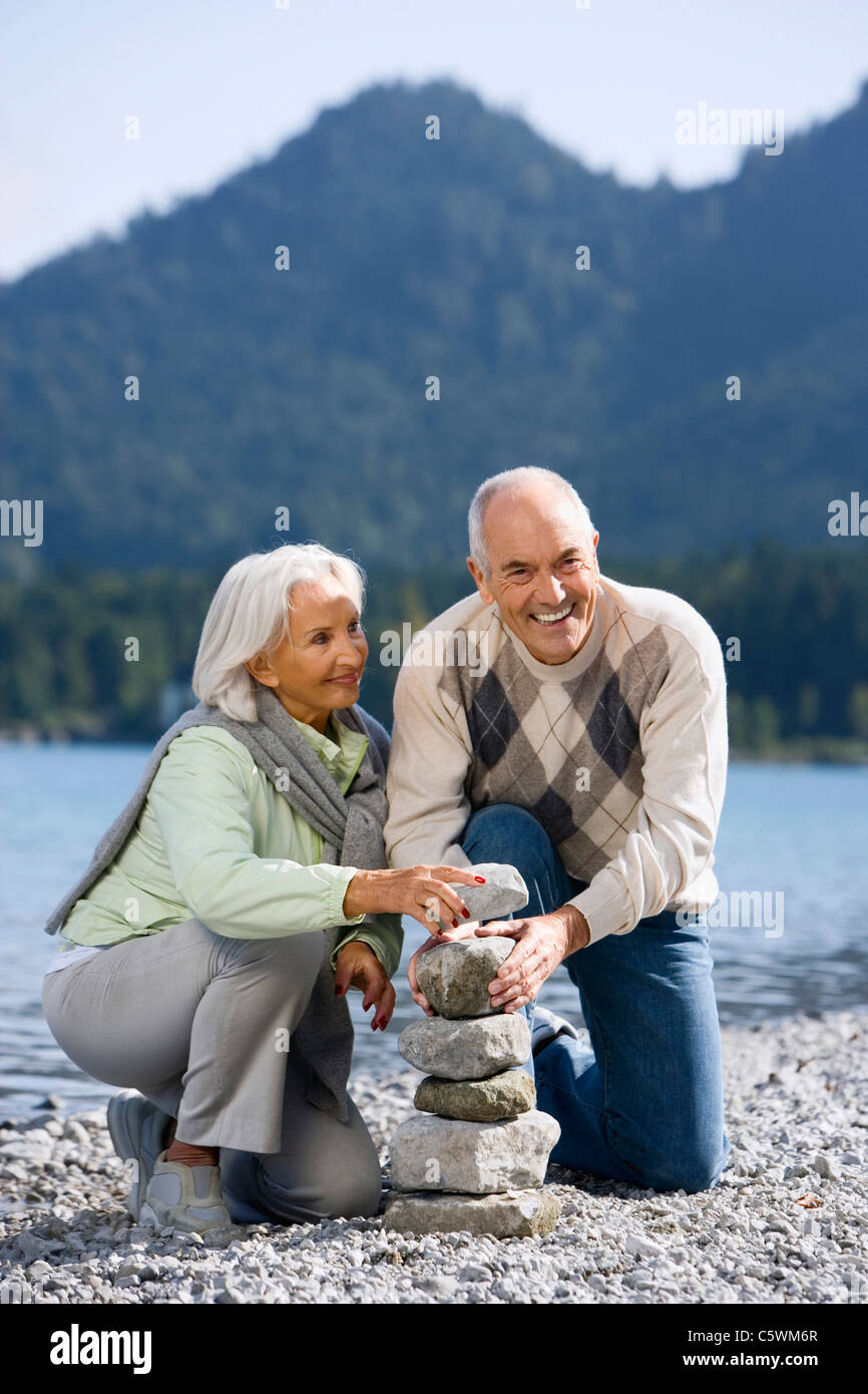 Spain, Senior couple empiler des pierres Banque D'Images