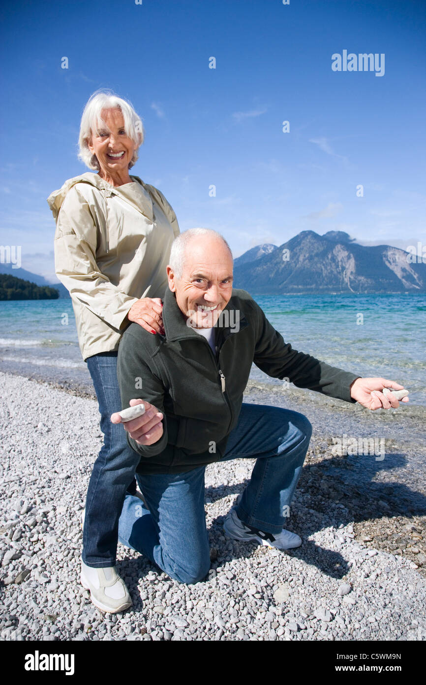 Allemagne, Bavière, Walchenseel ,couple trompent sur sur Lakeshore Banque D'Images