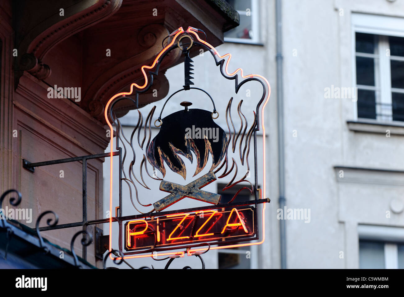 Pizza signe pour un restaurant italien à Paris, France Banque D'Images