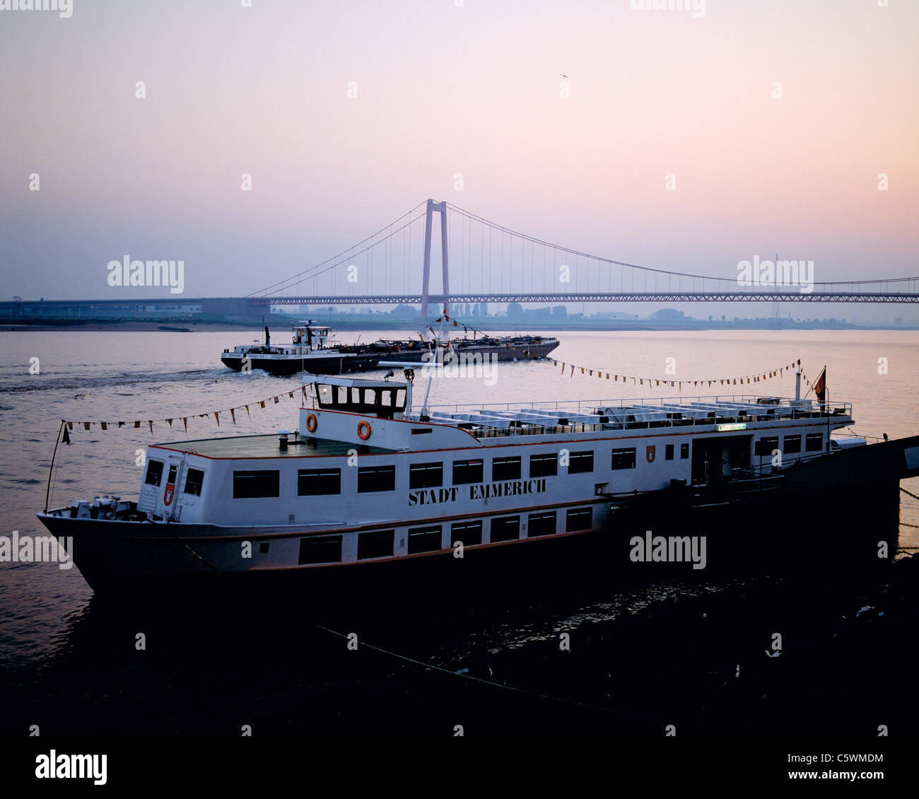 Ausflugsschiff Frachtschiff und auf dem Rhein vor der Emmericher Haengebruecke, Emmerich, Niederrhein, Nordrhein-Westfalen Banque D'Images