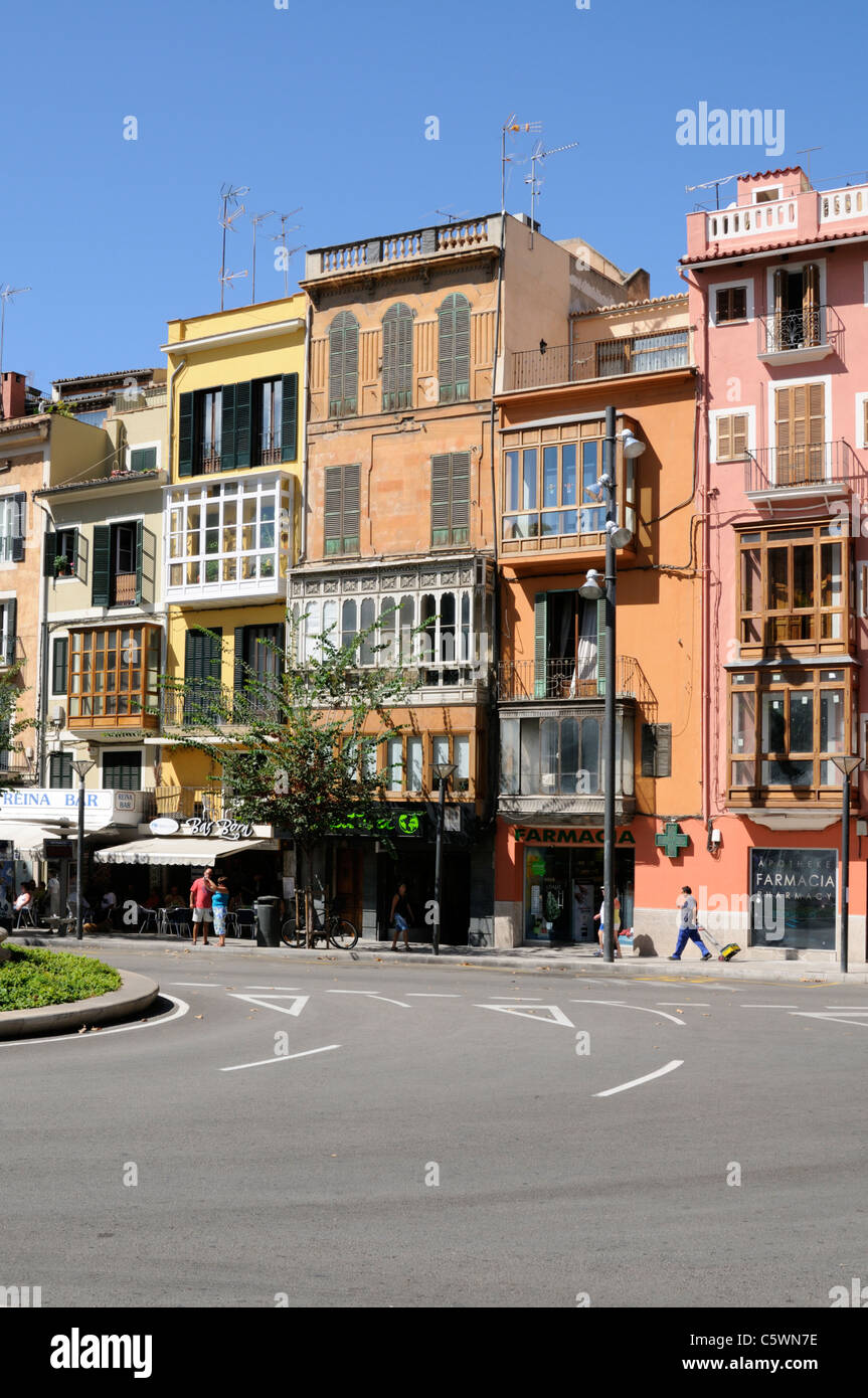 Farbenprächtige Häuser, Plaça de la Reina, Palma, Majorque. - Des maisons colorées, la Plaza de la Reina, Palma, Majorque. Banque D'Images