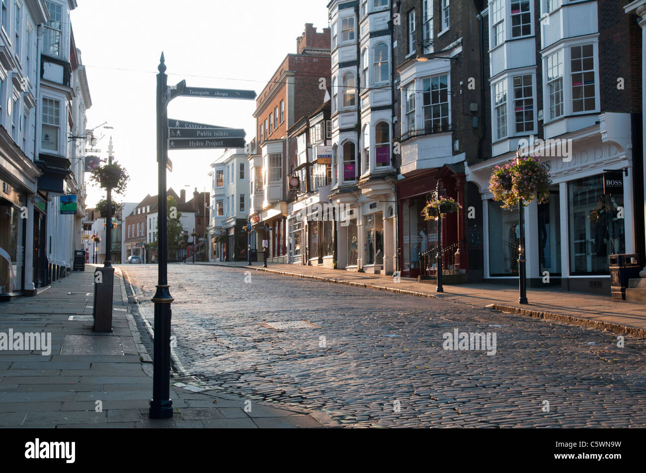 GUILDFORD, Angleterre, 27 juillet 2011 - vue de Guildford High Street au petit matin soleil de l'été. Usage éditorial uniquement. Banque D'Images