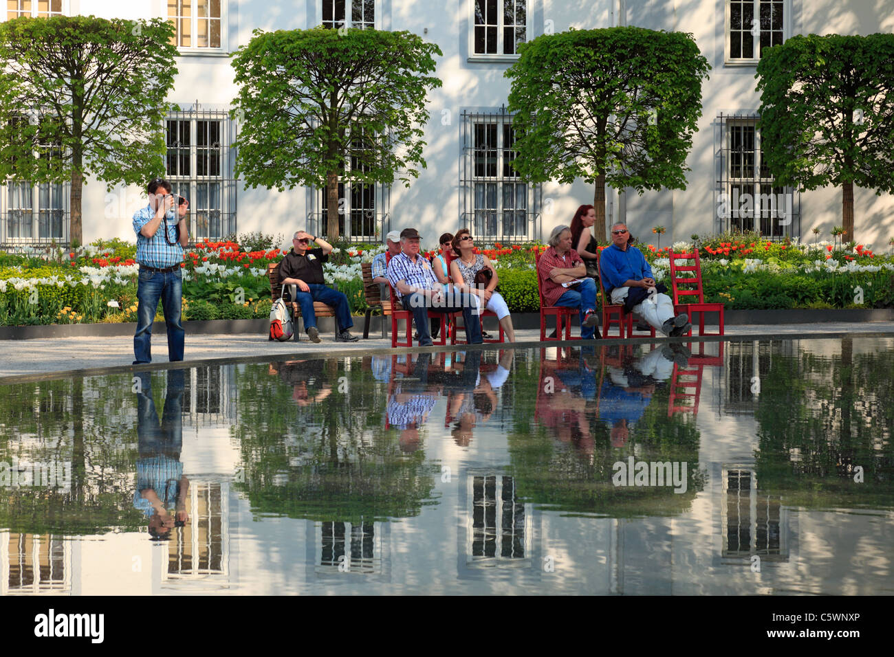 Bundesgartenschau 2011, Touristen sitzen une einem Teich im Schlosspark vor dem Kurfuerstlichen Rheinland-Pfalz, Koblenz Residenzschloss Banque D'Images