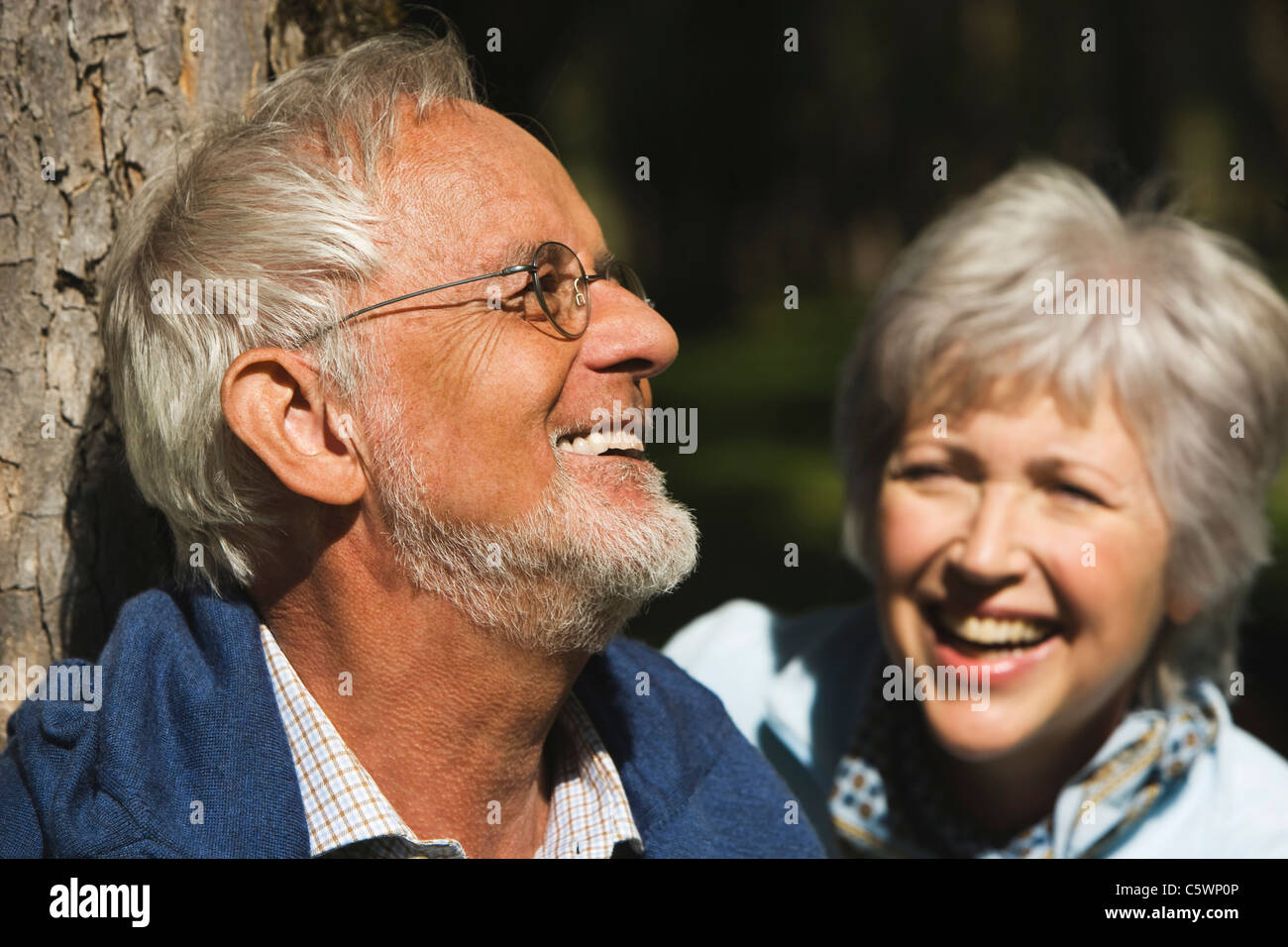 L'Autriche, Karwendel, Senior couple smiling, portrait Banque D'Images