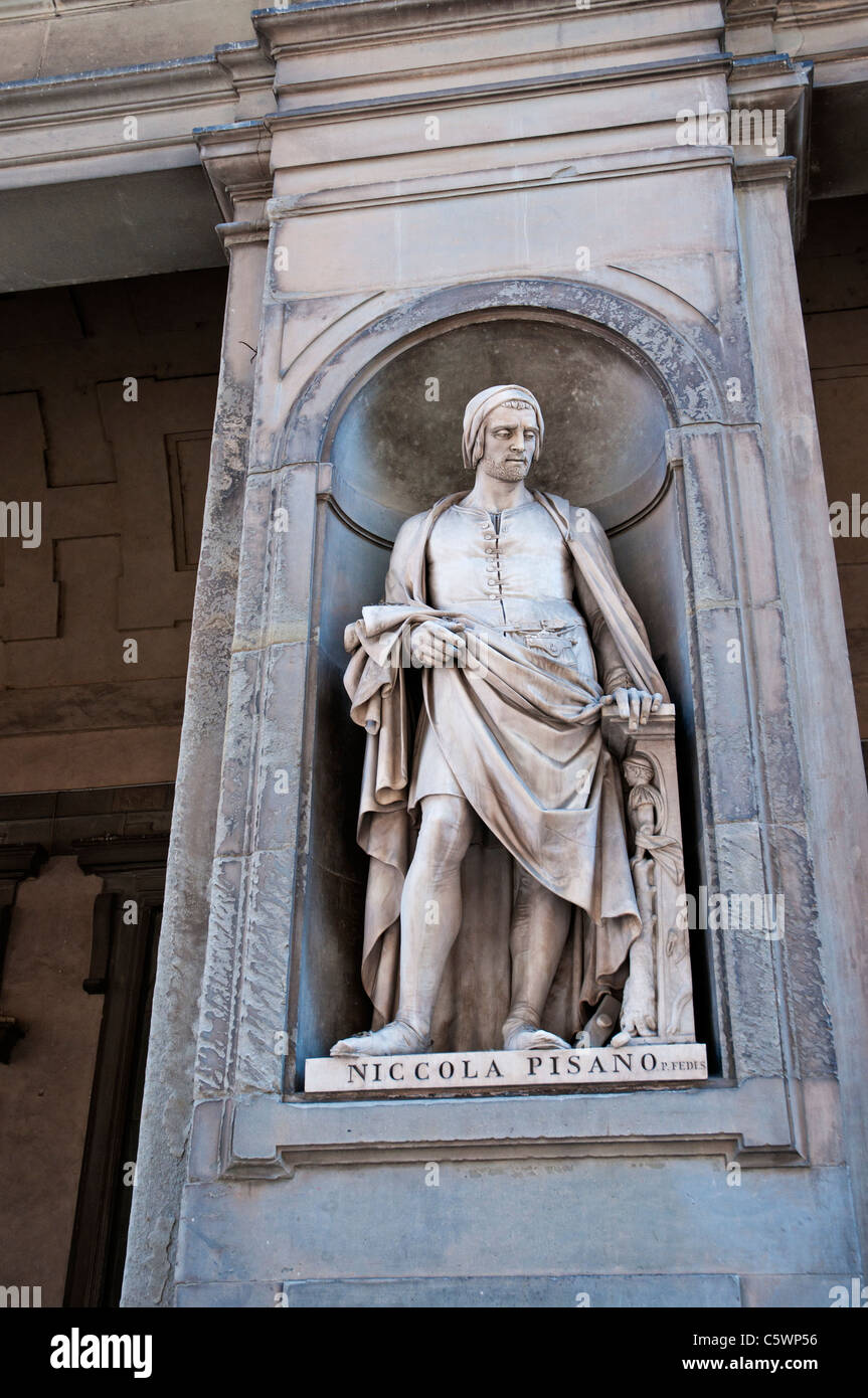 Une statue en marbre de Nicola Pisano créé par Pio Fedi, donnés par le Grand-duc Léopold II, dans la Piazzale degli Uffizi, Florence. Banque D'Images