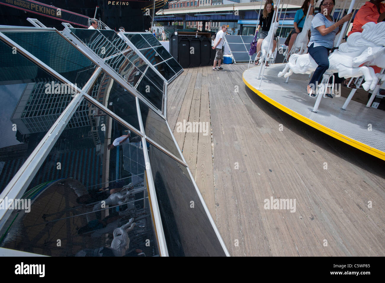Le GE est Carousolar vue reflétée dans l'un des nombreux panneaux solaires qui alimentent les ride Banque D'Images