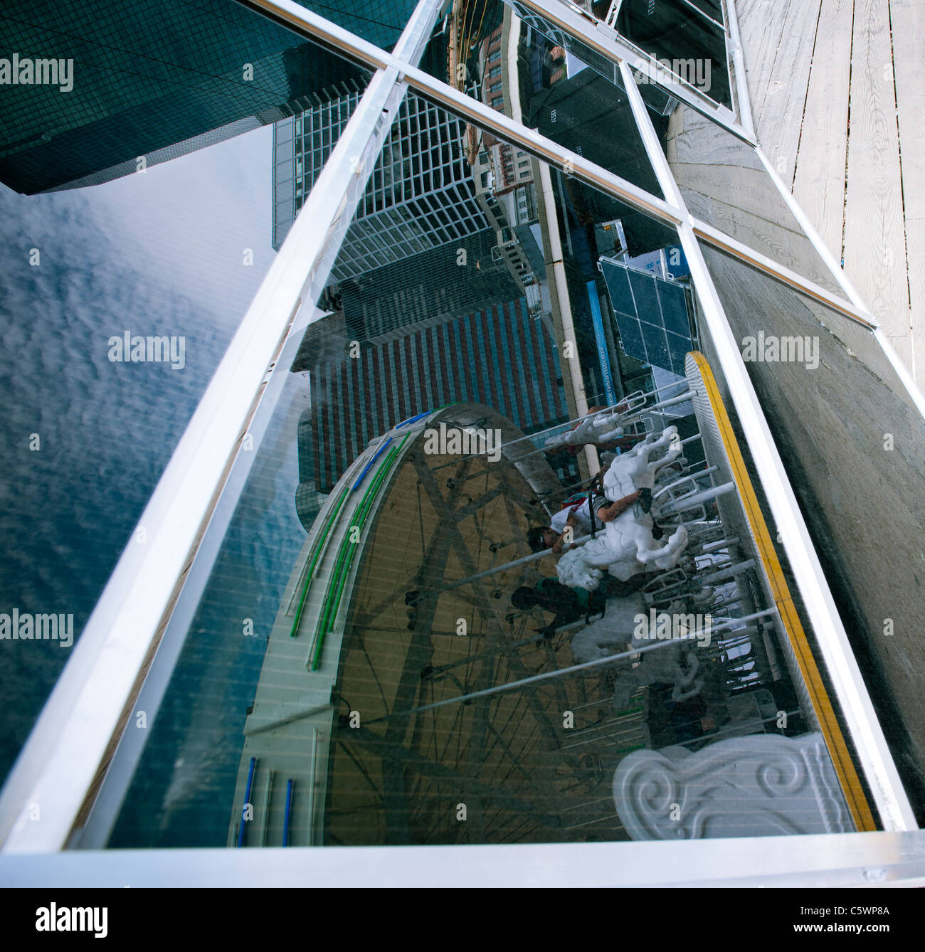 Le GE est Carousolar vue reflétée dans l'un des nombreux panneaux solaires qui alimentent les ride Banque D'Images