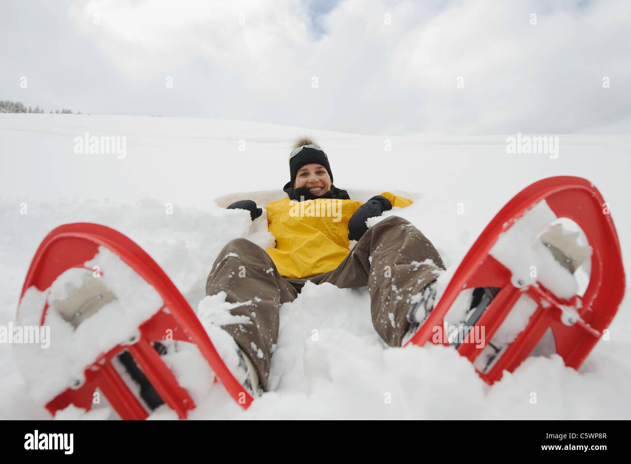 L'Italie, le Tyrol du Sud, jeune femme en raquettes à neige en altitude Banque D'Images