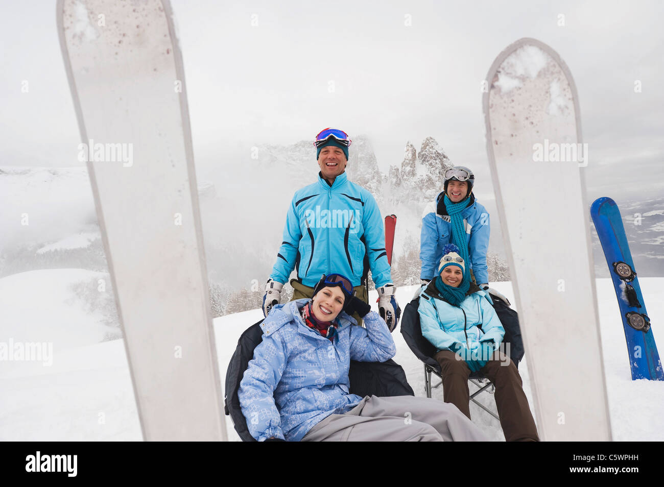 L'Italie, le Tyrol du Sud, quatre personnes dans des vêtements d'hiver, en prenant une pause Banque D'Images