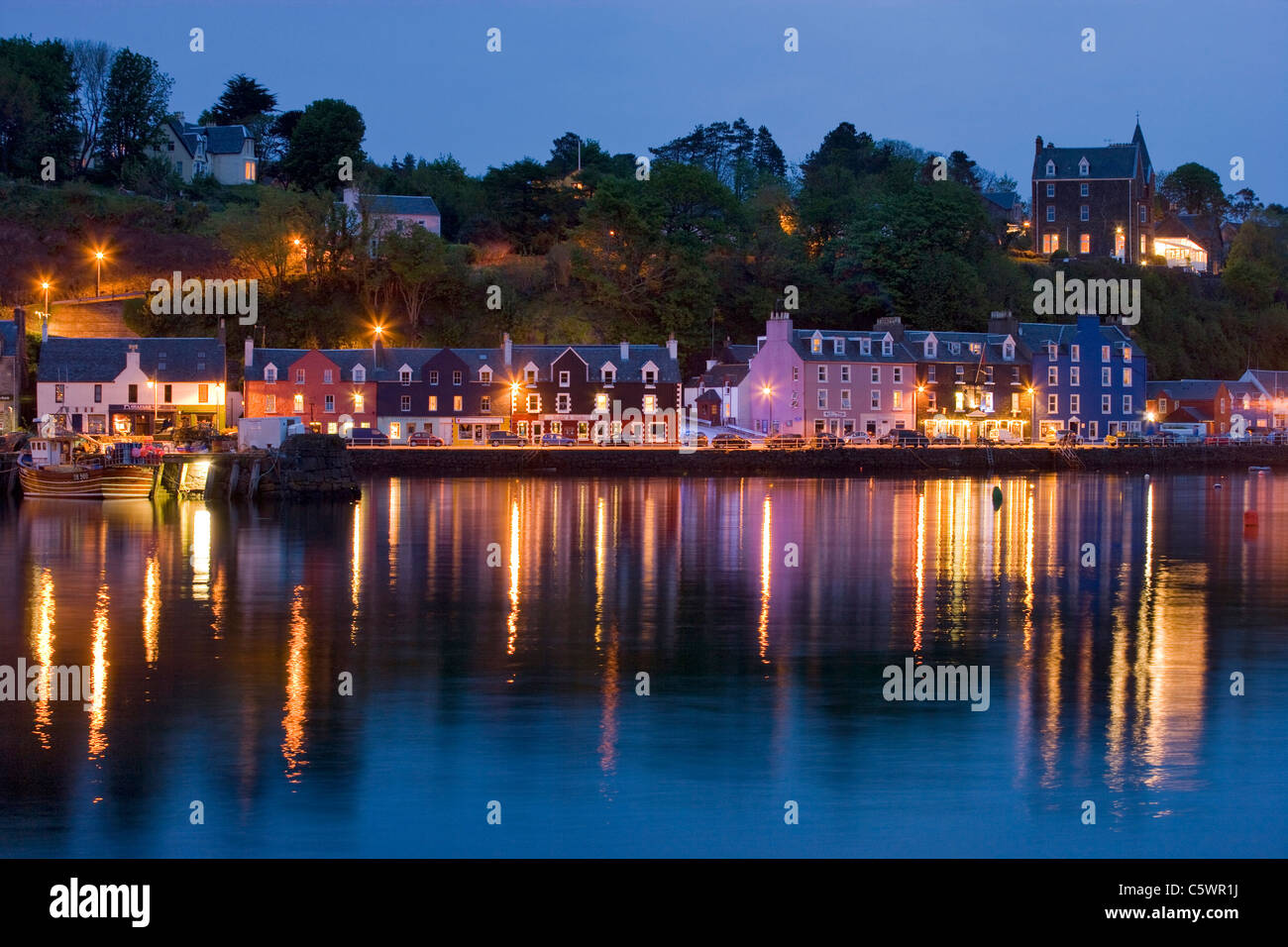 Le port de Tobermory allumé au crépuscule, à l'île de Mull, en Ecosse . Banque D'Images