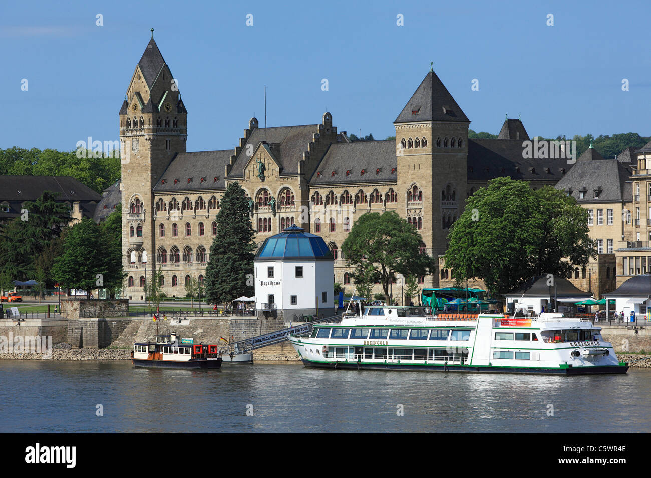 Rheinuferpromenade à Coblence, ehemaliges Preussisches Regierungsgebaeude, Bundesamt für Wehrtechnik und Beschaffung, Oberlandesgericht und Anwaltsge Banque D'Images