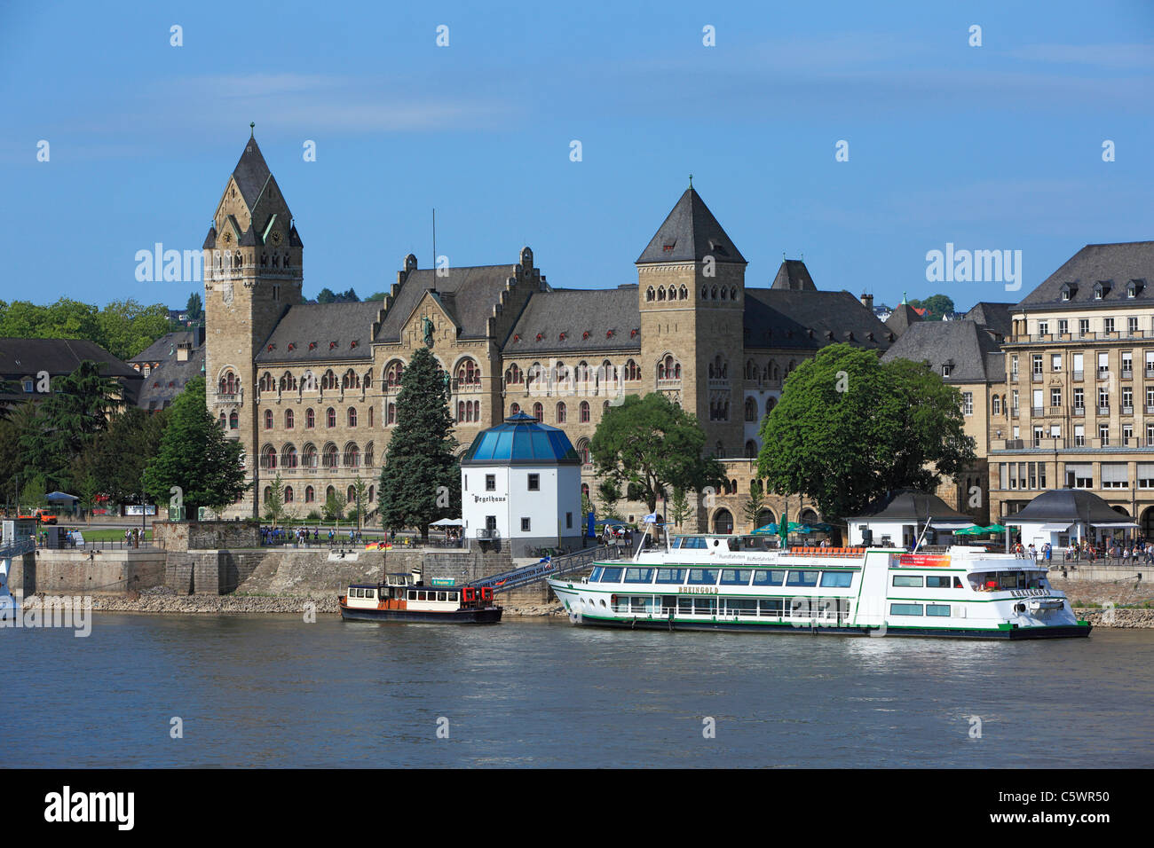 Rheinuferpromenade à Coblence, ehemaliges Preussisches Regierungsgebaeude, Bundesamt für Wehrtechnik und Beschaffung, Oberlandesgericht und Anwaltsge Banque D'Images
