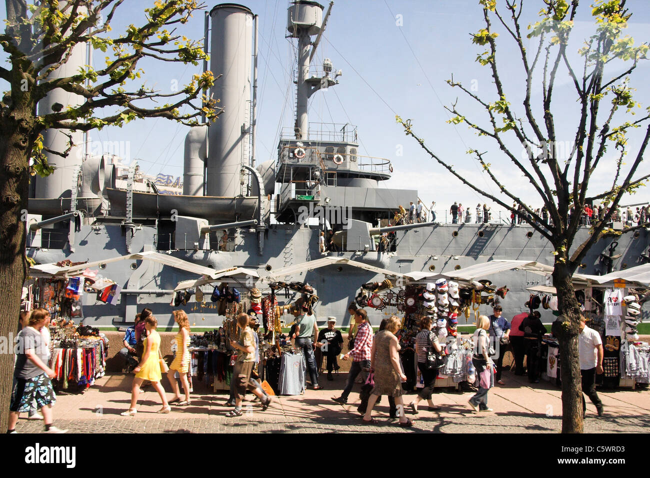 Les touristes et d'échoppes en face de la Fédération de croiseur Aurore, ancien navire de guerre aujourd'hui un musée, St Petersbourg, Russie Banque D'Images