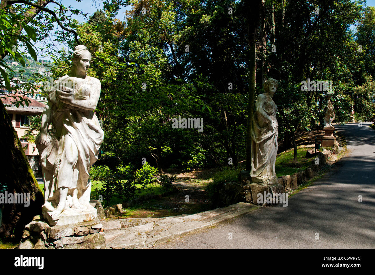 Des statues en marbre élégant qui tapissent les chemins du dix-septième siècle jardin de Villa Durazzo-Centurione, Santa Margherita Ligure Banque D'Images