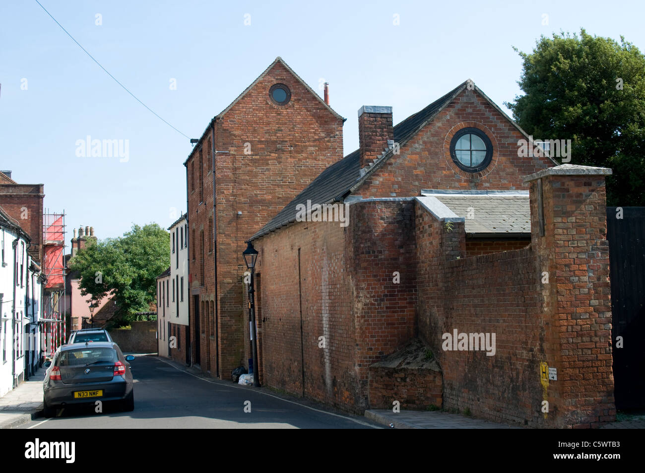 En regardant une rue latérale à Lymington, Hampshire vous pouvez voir plusieurs bâtiments en briques qui étaient à l'origine des entrepôts. Banque D'Images