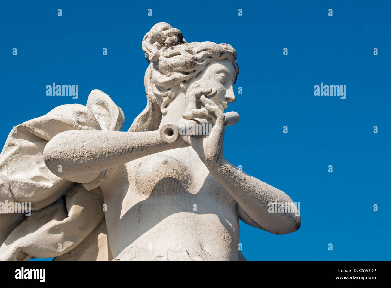 La sculpture baroque de joueur de flûte au Château Belvedere Garden (Belvederegarten), Vienne (Wien, Autriche) Banque D'Images