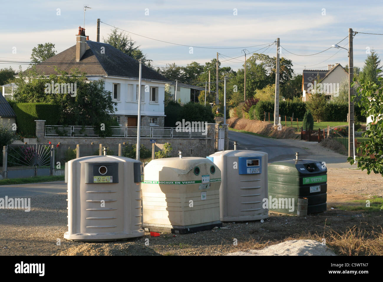 Conteneurs pour déchets ménagers en bordure de rue dans un petit village (Le Pas, Mayenne, Pays de la Loire, France). Banque D'Images
