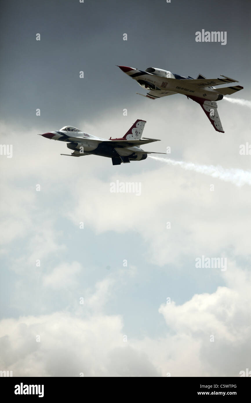 2 avions de chasse F-16C US AIR FORCE THUNDERBIRDS DISPLAY TEAM 02 Juillet 2011 Banque D'Images