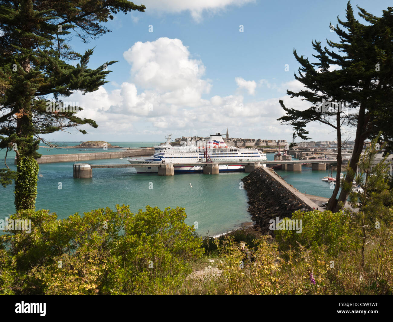 Navire de Brittany Ferries dans le port de Saint-Malo Banque D'Images