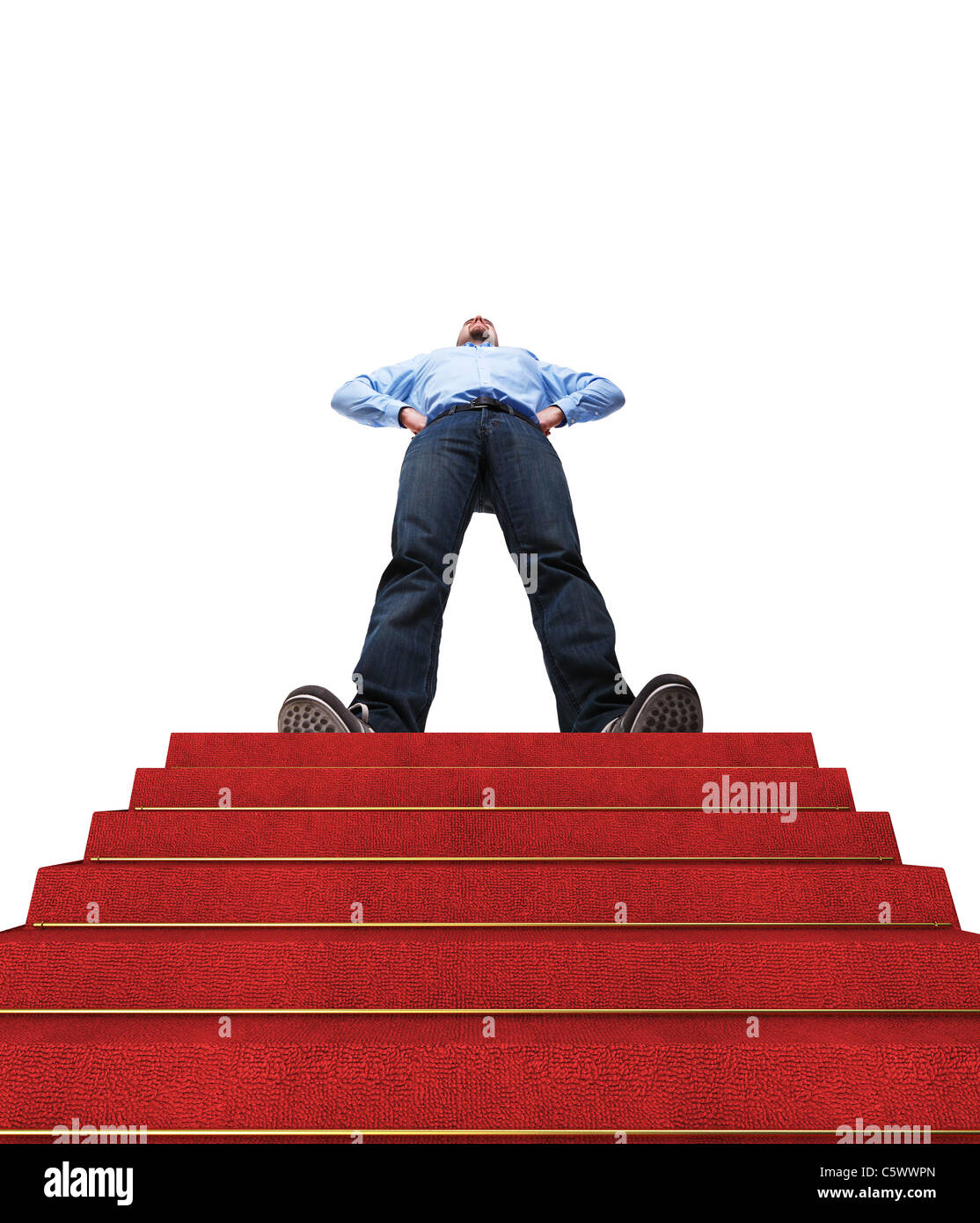 Homme debout et d'escaliers avec tapis rouge Banque D'Images