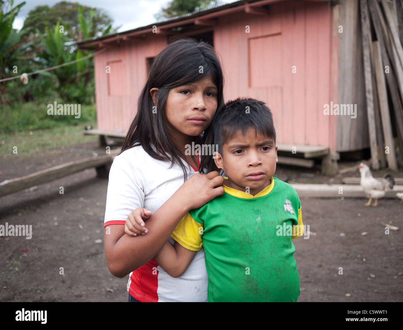 Les enfants Indiens tribaux Shuar dans la jungle amazonienne. Banque D'Images