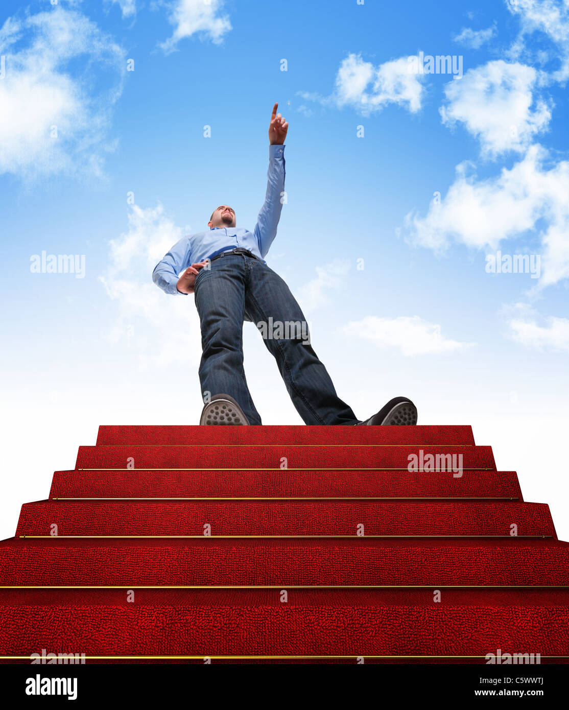 Homme debout et d'escaliers avec tapis rouge Banque D'Images