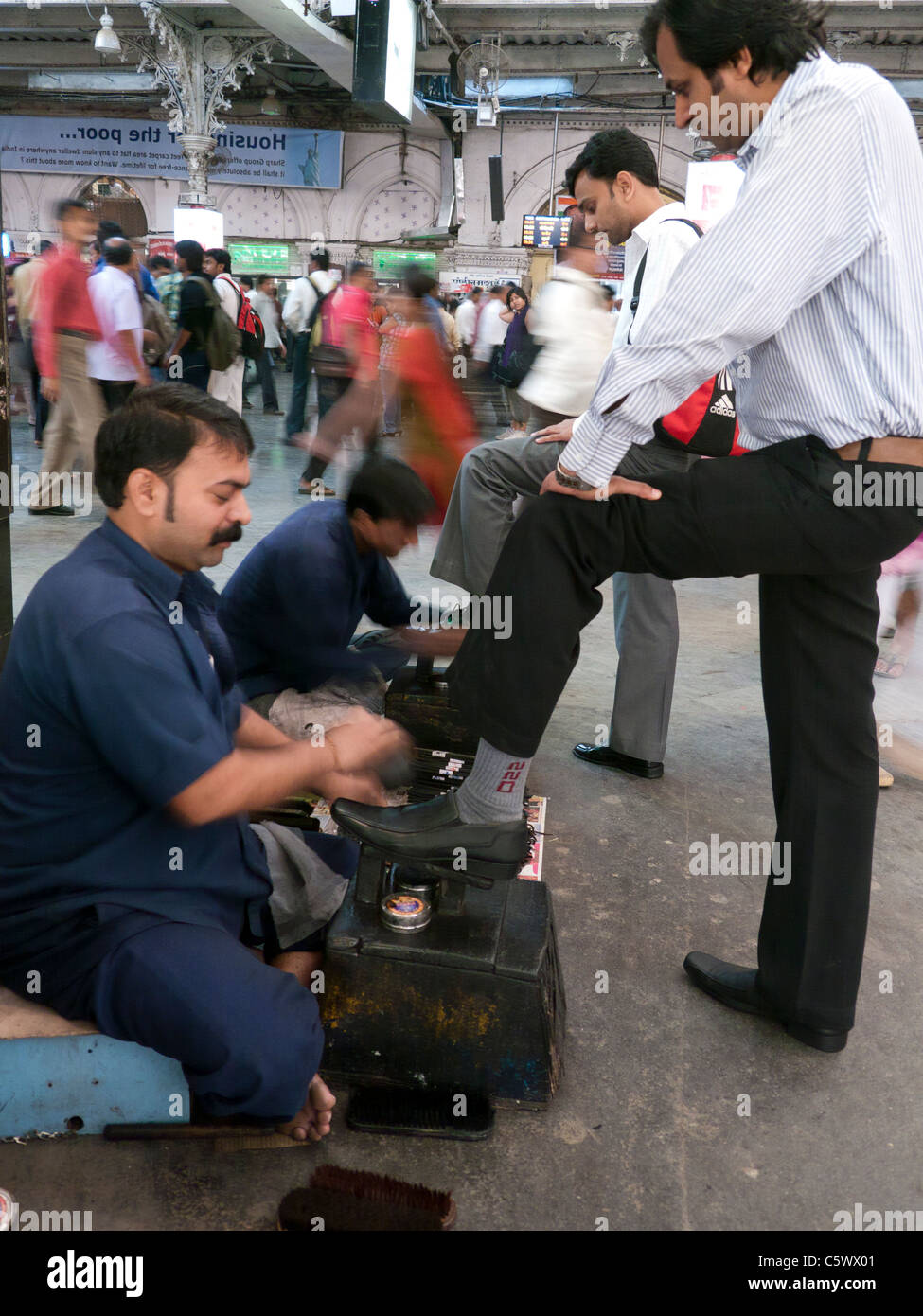 Dans Shoeshiner Gare Chhatrapati Shivaji en Inde Banque D'Images