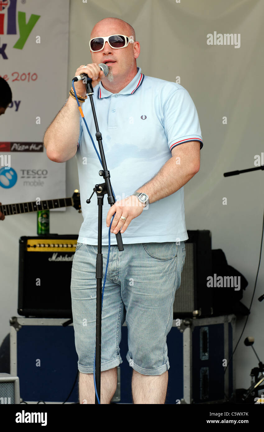 Chanteur à la recherche comme 'Buster Bloodvessel ' de "mauvaises manières" dans un groupe jouant à Twickenham Banque D'Images