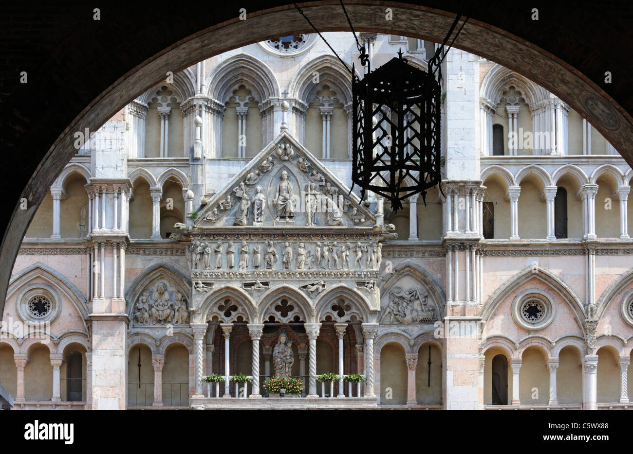 La façade de la cathédrale de Ferrara Banque D'Images