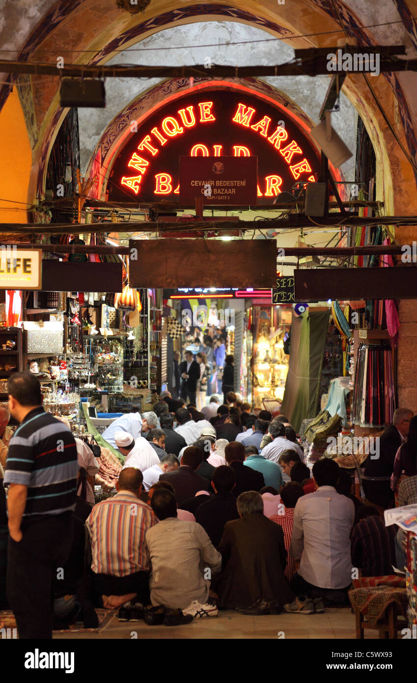 Peuple musulman prêt pour le prier à l'intérieur du Grand Bazar, Istanbul Turquie Banque D'Images