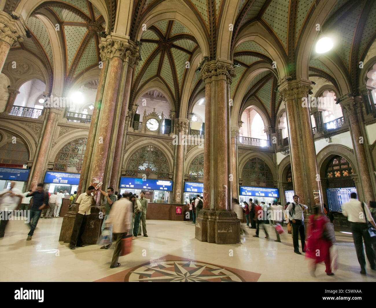 Les gens à l'intérieur de la gare Chhatrapati Shivaji Terminus Victoria précédemment connu sous le nom de Mumbai Inde Banque D'Images