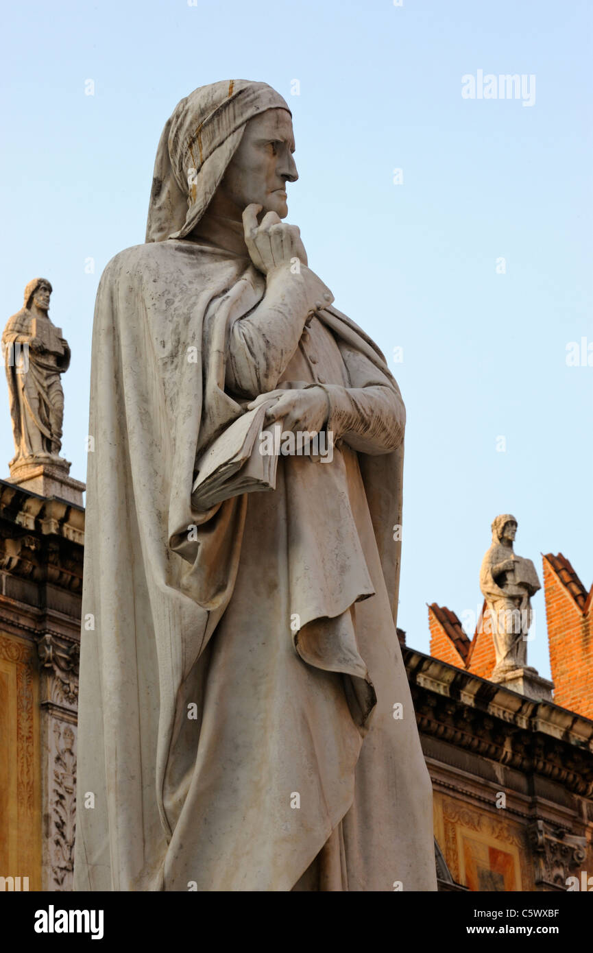 Statue de Dante dans La Piazza dei Signori à Vérone Banque D'Images