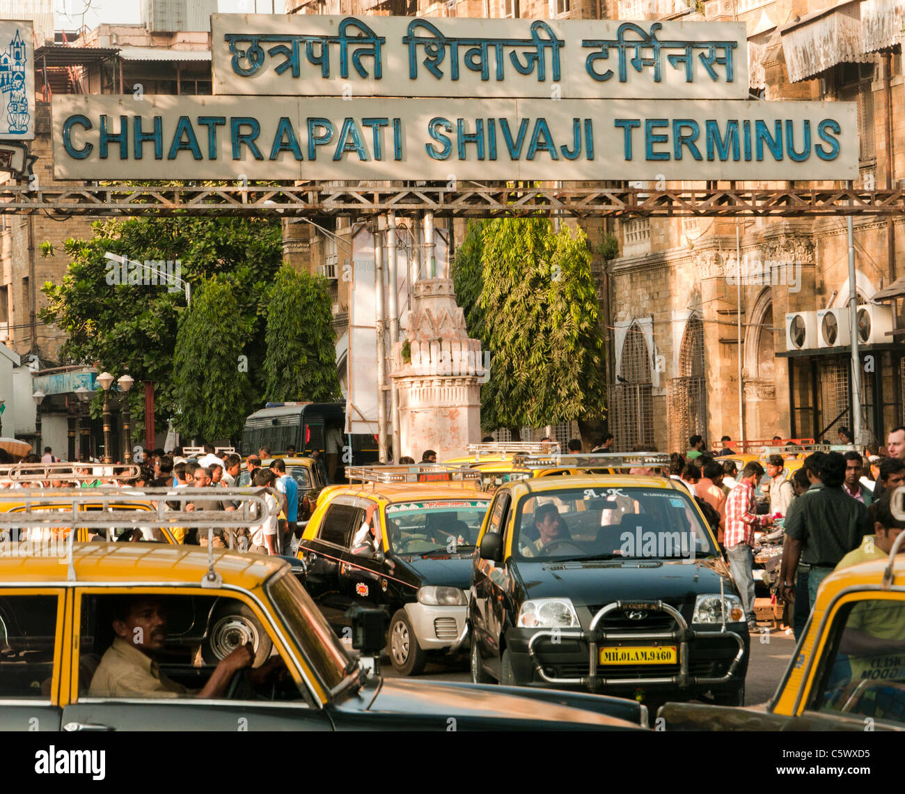 Des taxis à l'extérieur de la gare Chhatrapati Shivaji Terminus Victoria précédemment connu sous le nom de Mumbai Inde Banque D'Images