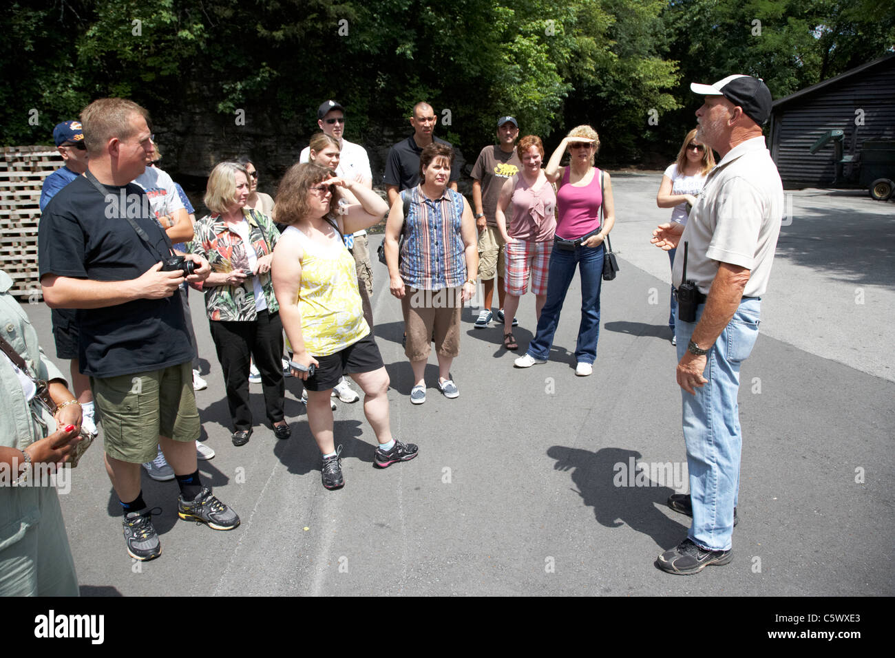 Guide touristique avec groupe de touristes sur Visite guidée de la distillerie Jack Daniels Lynchburg , NEW YORK , USA Banque D'Images