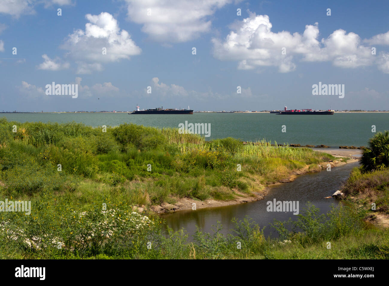 Les navires de naviguer hors de Galveston Bay Banque D'Images