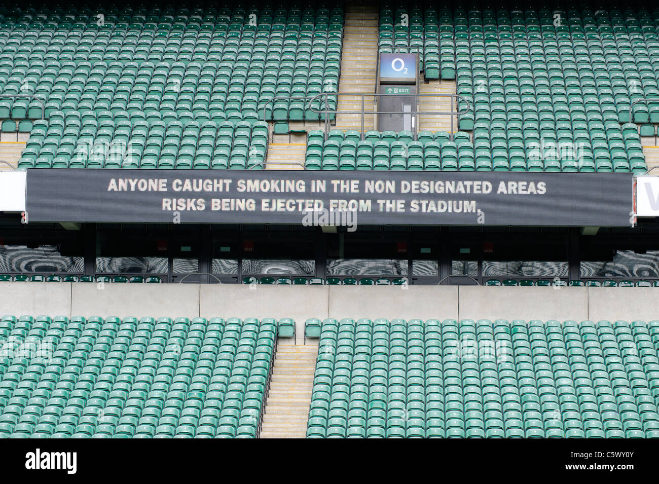 Ne pas fumer - les panneaux d'avertissement et sièges vert dans le stade de Twickenham, stade de l'équipe de rugby de l'Angleterre. Banque D'Images