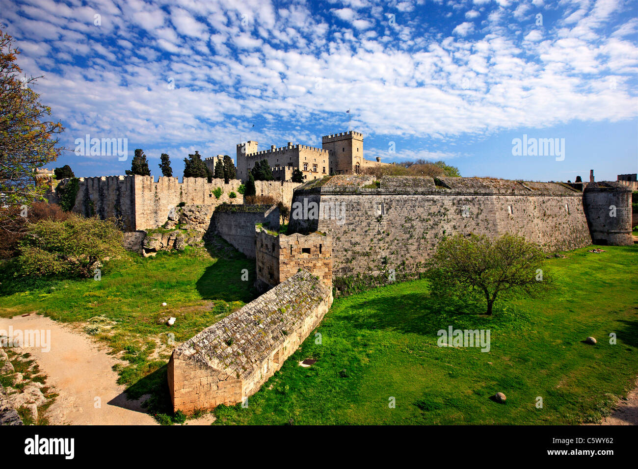 Le palais du Grand Maître, derrière les murs et le fossé de la ville médiévale de Rhodes island, Grèce Banque D'Images