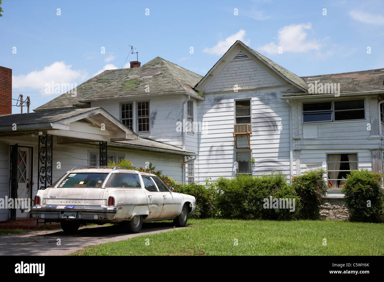 Vieille oldsmobile station wagon à l'extérieur de vieux porté grande maison à Lynchburg Tennessee usa Banque D'Images